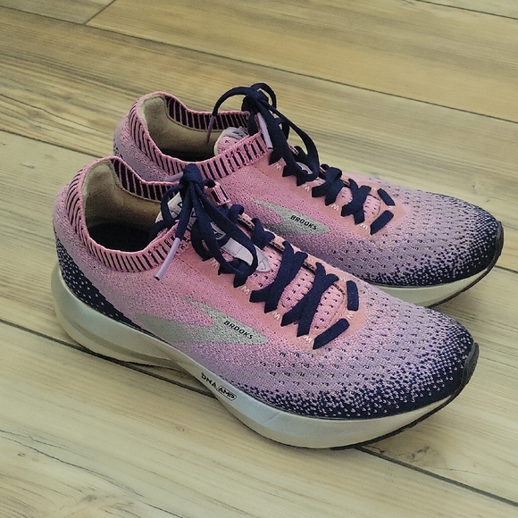 Brooks Shoes - Women's Brooks Levitate 2 Sneakers